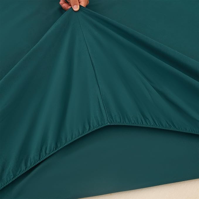 RYNGHIPY Emerald Green Colorblock Bedding Set: 8 Pieces Lightweight Fluffy Comforter Bedding Sets - Soft Microfiber Bed Set for All Seasons (Queen,Emerald Green)
