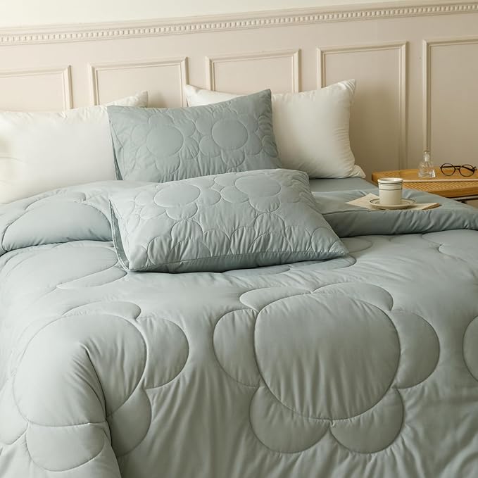 CLOTHKNOW Light Blue Queen Comforter Sets Daisy Puff Bedding Comforter Sets Soft Blue Boho Queen Comforter with 2 x Pillow Cases