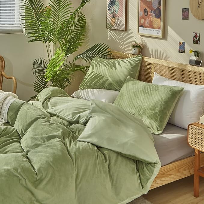CLOTHKNOW Green Velvet Queen Comforter Set 3Pcs Fluffy Bedding Comforter Sets Soft All Season Sage Green Comforter Queen with 2 x Pillow Cases