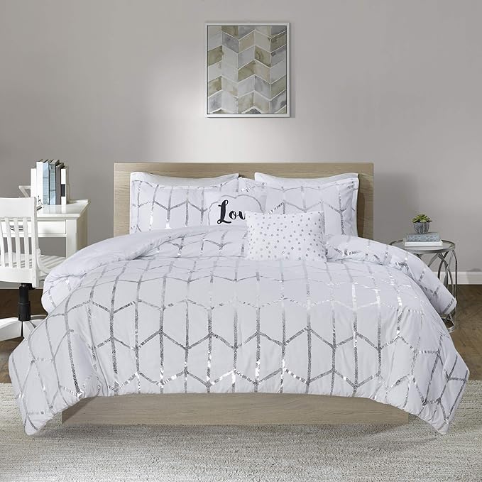 Intelligent Design Raina Full/Queen Comforter Set, Soft Microfiber, Modern Geometric Metallic Bed Set, 5 Pieces College Bedding with 2 Shams, 2 Toss Pillows White/Silver