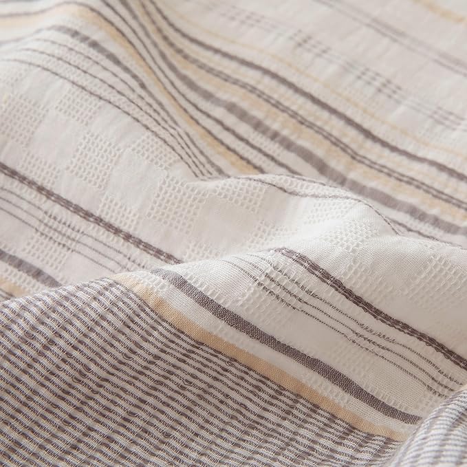 Amazon Basics Comforter Set, 3-Piece Jacquard Microfiber Comforter and 2 Pillow Shams, All-Season Bedding, California King, Beige Striped