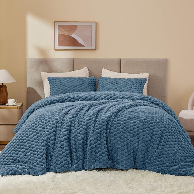 BEDELITE Fluffy Queen Comforter Set - Blue Fog Fleece Soft Comforter for Queen Size Bed, Luxury Warm Bedding Set for Winter, Fuzzy Bed Set 3 Pieces (1 Comforter, 2 Pillowcases)
