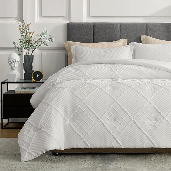 Amélie Home Queen Comforter Set, 3 Piece White Jacquard Bedding Set with 2 Pillow Cases, Soft Microfiber Diamond Design, Lightweight All-Season for Bedroom & Dorm