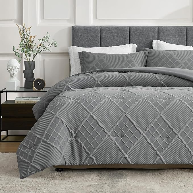 Amélie Home Queen Comforter Set, 3 Piece Grey Jacquard Bedding Set with 2 Pillow Cases, Soft Microfiber Diamond Design, Lightweight All-Season for Bedroom & Dorm