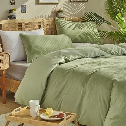 CLOTHKNOW Green Velvet Queen Comforter Set 3Pcs Fluffy Bedding Comforter Sets Soft All Season Sage Green Comforter Queen with 2 x Pillow Cases