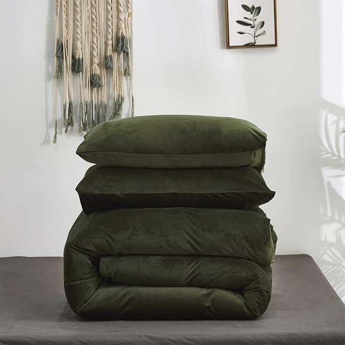 KAREVER Dark Green Velvet Comforter Set Cal King Army Green Flannel Velvet Bedding Comforter Deep Green 3 PCs Shaggy Soft Warm and Durable Flannel Blanket California King Women Green Velvet Bedding
