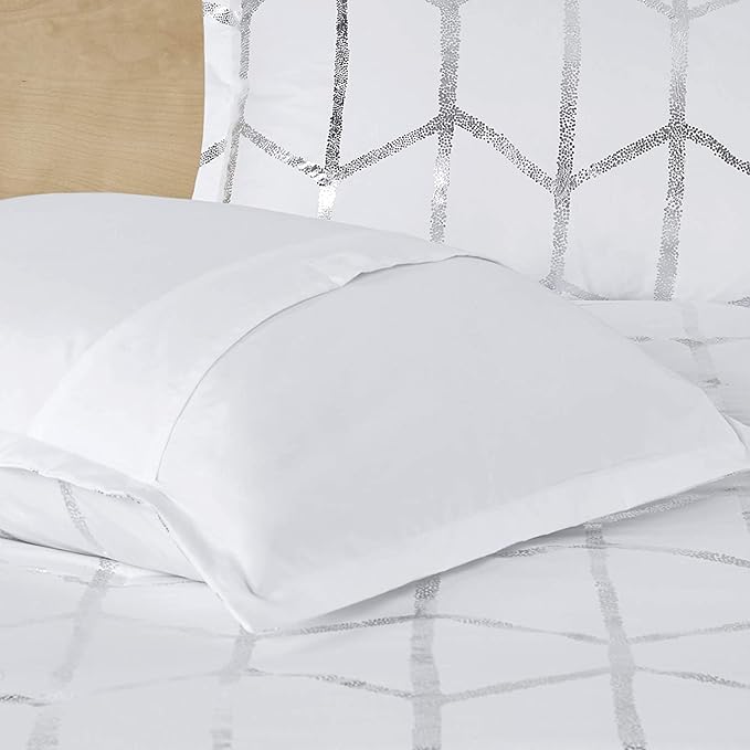 Intelligent Design Raina Full/Queen Comforter Set, Soft Microfiber, Modern Geometric Metallic Bed Set, 5 Pieces College Bedding with 2 Shams, 2 Toss Pillows White/Silver