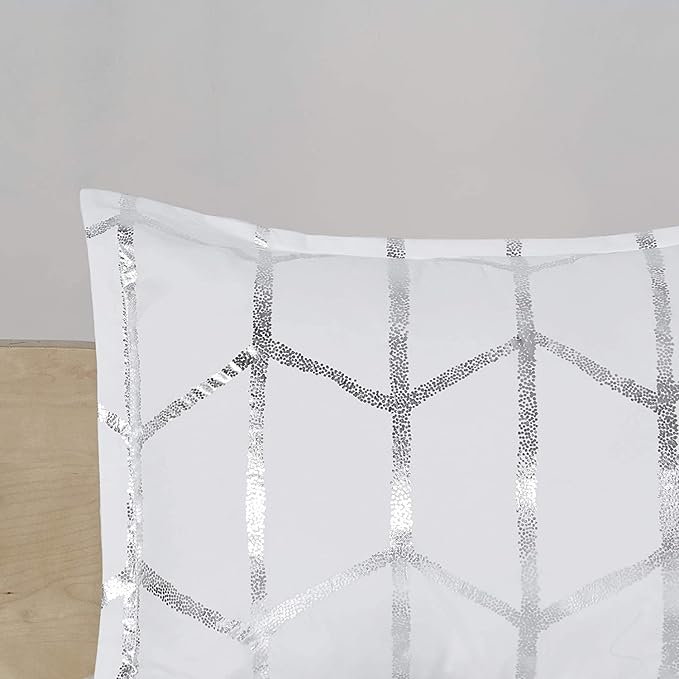 Intelligent Design Raina Full/Queen Comforter Set, Soft Microfiber, Modern Geometric Metallic Bed Set, 5 Pieces College Bedding with 2 Shams, 2 Toss Pillows White/Silver