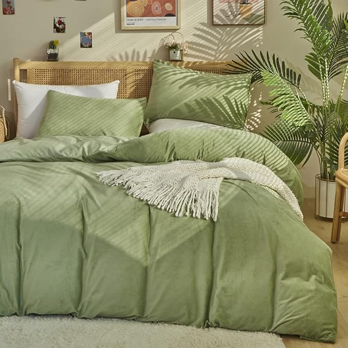 CLOTHKNOW Green Velvet Queen Comforter Set 3Pcs Fluffy Bedding Comforter Sets Soft All Season Sage Green Comforter Queen with 2 x Pillow Cases