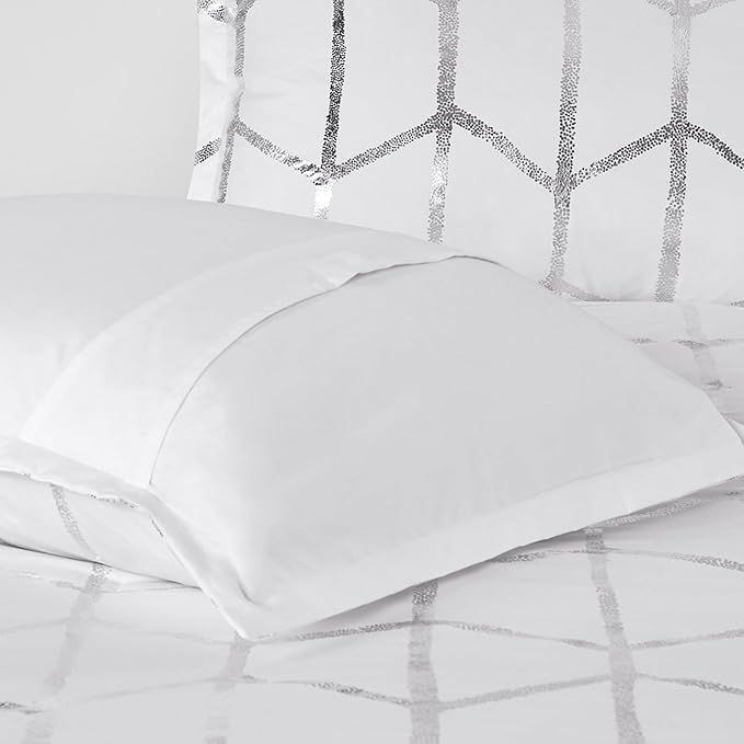 Intelligent Design Raina Twin / Twin XL Comforter Set, Soft Microfiber Comforter Set Twin, Modern Geometric Metallic Bed Set, 4 Pieces College Bedding Comforter Set with 1 Sham, 2 Toss Pillows White
