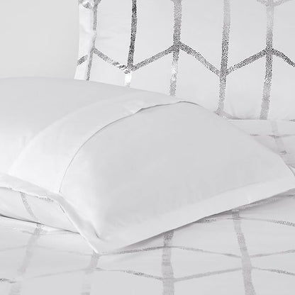 Intelligent Design Raina Twin / Twin XL Comforter Set, Soft Microfiber Comforter Set Twin, Modern Geometric Metallic Bed Set, 4 Pieces College Bedding Comforter Set with 1 Sham, 2 Toss Pillows White