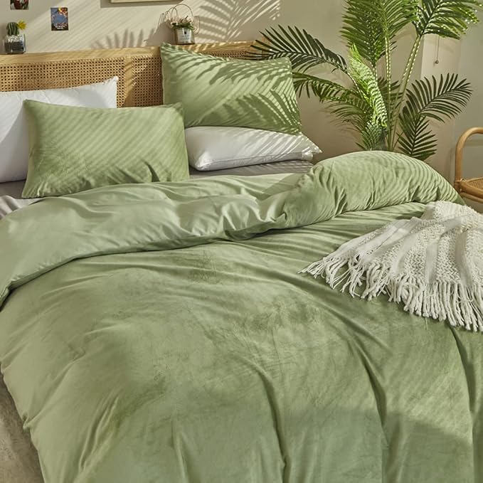 CLOTHKNOW Green Velvet Queen Comforter Set 3Pcs Fluffy Bedding Comforter Sets Soft All Season Sage Green Comforter Queen with 2 x Pillow Cases