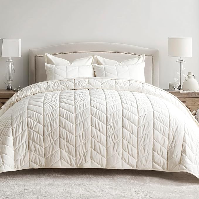 EVERGRACE 3 Pieces Luxurious Queen Velvet Quilts, Ultra Soft Lightweight Velvet Comforter Set, Matelasse Oversized Diamond Bedspread Coverlet for All Season with 2 Shams, Cream White, 92"x96"