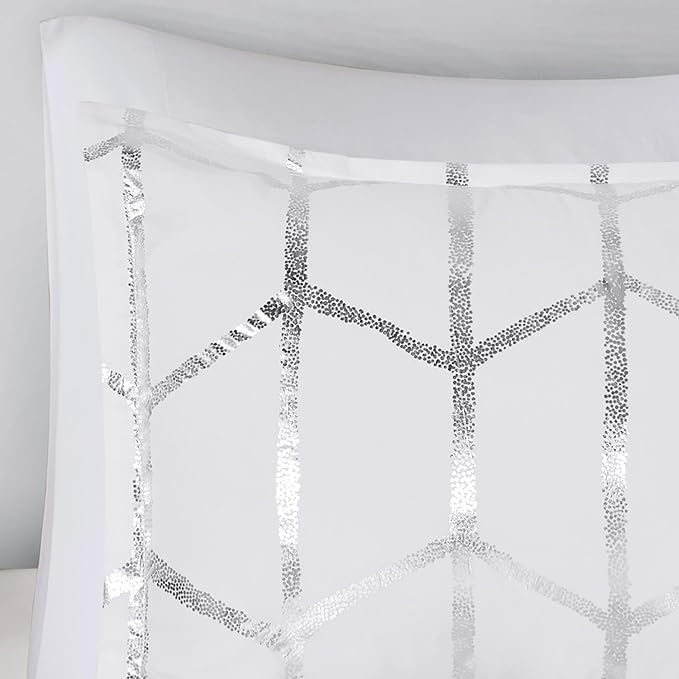 Intelligent Design Raina Twin / Twin XL Comforter Set, Soft Microfiber Comforter Set Twin, Modern Geometric Metallic Bed Set, 4 Pieces College Bedding Comforter Set with 1 Sham, 2 Toss Pillows White