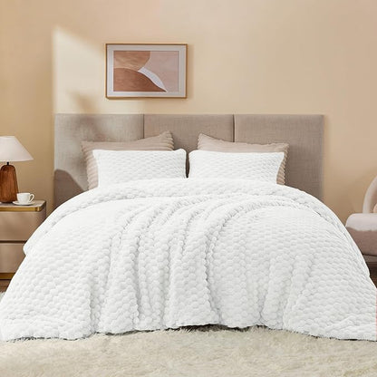 BEDELITE Fluffy Queen Comforter Set - Bright White Fleece Soft Comforter for Queen Size Bed, Luxury Warm Bedding Set for Winter, Fuzzy Bed Set 3 Pieces (1 Comforter, 2 Pillowcases)