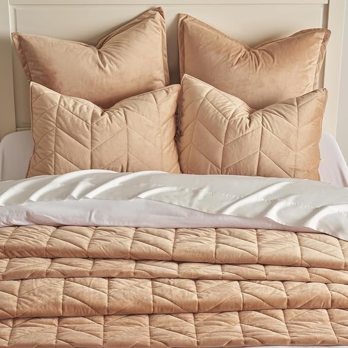 EVERGRACE 3 Pieces Luxurious Queen Velvet Quilts, Ultra Soft Lightweight Velvet Comforter Set, Matelasse Oversized Diamond Bedspread Coverlet for All Season with 2 Shams, Khaki Tan, 92"x96"