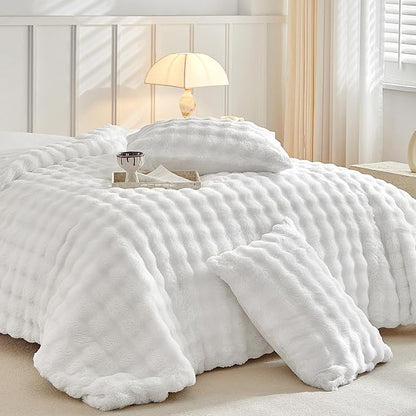Tokokimo Faux Fur Comforter Set King Size, Ultra Soft Reversible Heavyweight Fluffy Bedding, Extra Warm Winter Comforter with 2 Pillow Cases, All Season Fuzzy Comforter Set, White