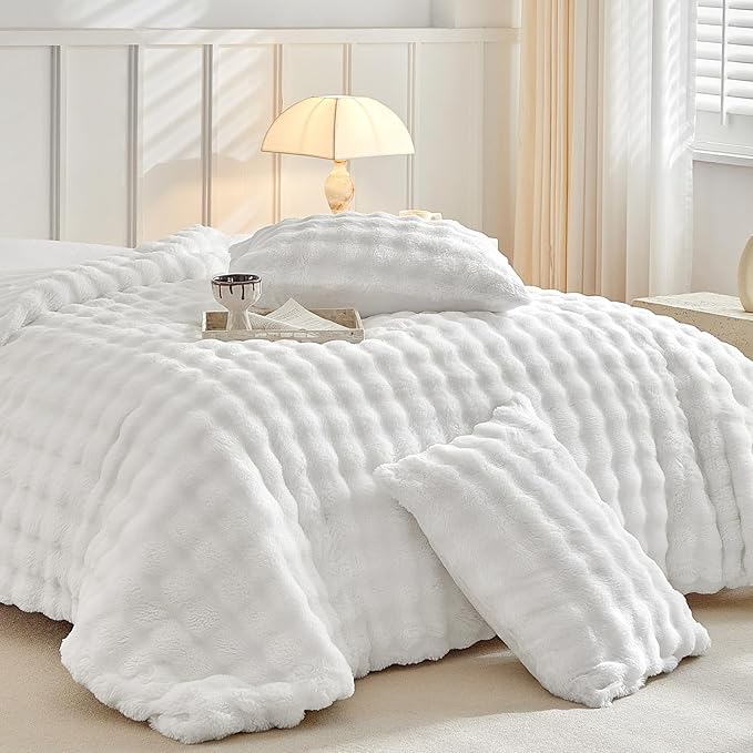 Tokokimo Faux Fur Comforter Set Queen Size, Ultra Soft Reversible Heavyweight Fluffy Bedding, Extra Warm Winter Comforter with 2 Pillow Cases, All Season Fuzzy Comforter Set, White