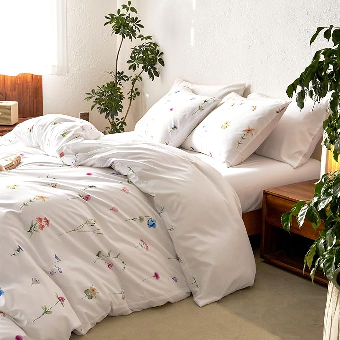 Wake In Cloud - Floral Comforter Set, Cottagecore Cute Aesthetic Watercolor Tiny Flowers and Leaves, Soft Lightweight Bedding for Women Teen Girls, 3 Pieces, White, Queen Size