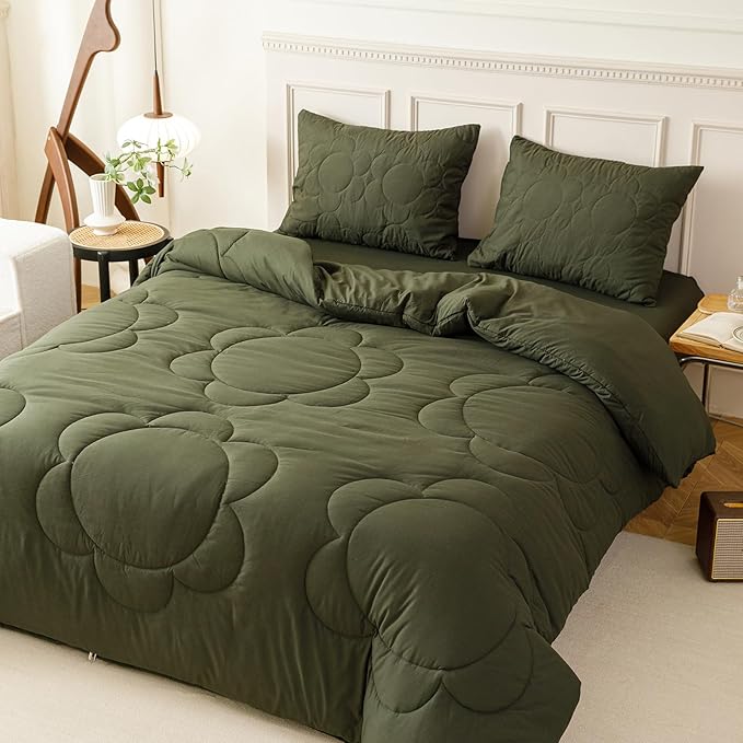 CLOTHKNOW Dark Green Queen Comforter Set Daisy Puff Bedding Comforter Sets Soft Floral Queen Comforter Green Boho Comforter with 2 x Pillow Cases