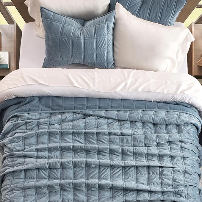 EVERGRACE 3 Pieces Luxurious Velvet Quilt King Size, Ultra Soft Bedspread Coverlet Set, Double Box Stitch Lightweight Velvet Comforter for All Season with 2 Shams, Blue Linen, 108"x96"