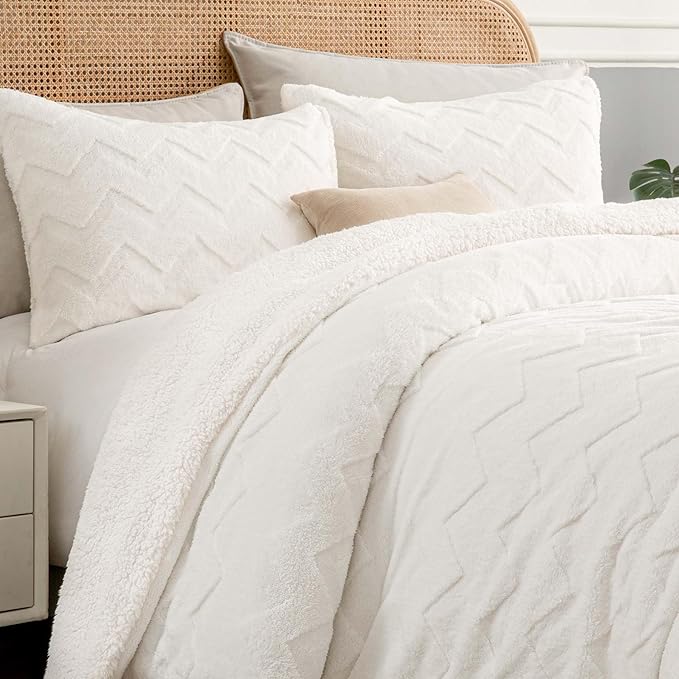 BEDELITE Fluffy Queen Comforter Set - Super Soft Sherpa Beige Comforter for Queen Size Bed, Luxury Warm Bedding Set for Winter, Fuzzy Bed Set 3 Pieces (1 Comforter, 2 Pillowcases)