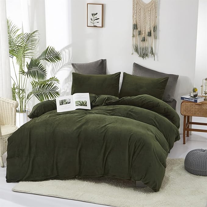 KAREVER Dark Green Velvet Comforter Set Cal King Army Green Flannel Velvet Bedding Comforter Deep Green 3 PCs Shaggy Soft Warm and Durable Flannel Blanket California King Women Green Velvet Bedding