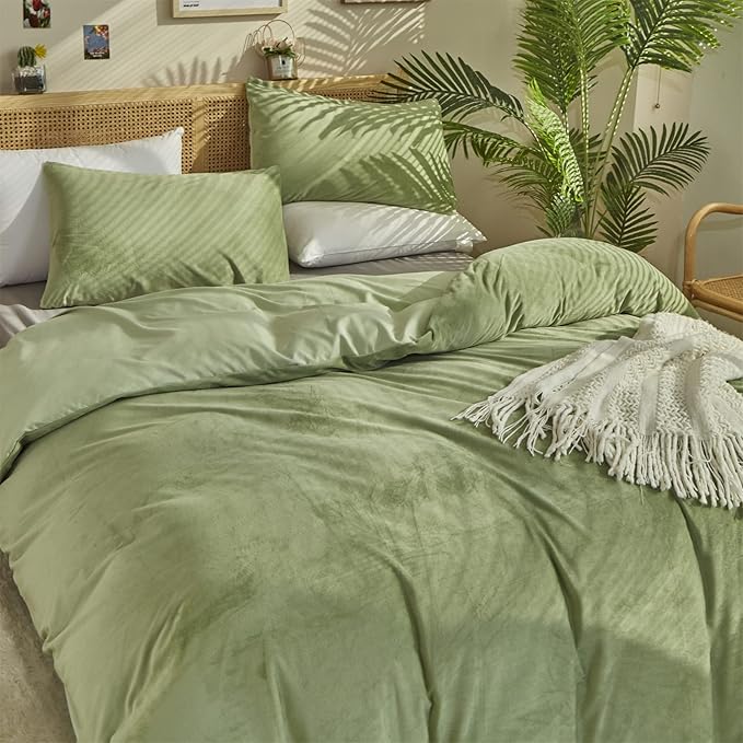 CLOTHKNOW Green Velvet California King Comforter Set 3Pcs Fluffy Bedding Comforter Sets Sage Green Comforter Soft Light Green Comforters
