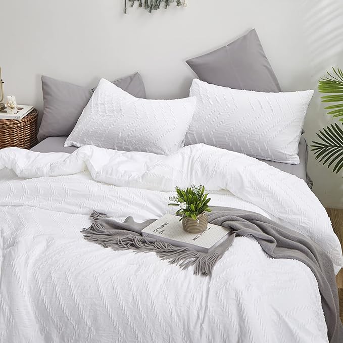 CLOTHKNOW White Tufted Queen Comforter Set Farmhouse Bedding Comforter Sets Soft Boho Queen Comforter Shabby Chic Comforter with 2 x Pillow Cases