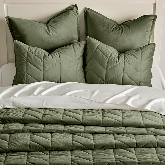 EVERGRACE 3 Pieces Luxurious Velvet King Quilts, Ultra Soft Lightweight Velvet Comforter Set, Matelasse Oversized Bedspread Coverlet for All Season with 2 Shams, Olive Green, 108"x96"