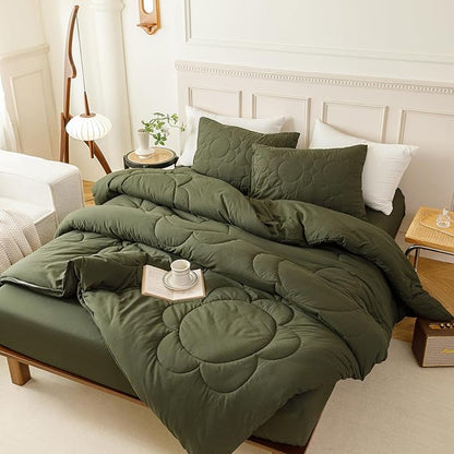 CLOTHKNOW Dark Green Queen Comforter Set Daisy Puff Bedding Comforter Sets Soft Floral Queen Comforter Green Boho Comforter with 2 x Pillow Cases