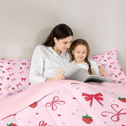 Feelyou Pink Bow Kids Comforter Set Queen Size Cute Strawberry Bedding Set Kawaii Bowknot Duvet Quilt for Kids Boys Girls Bedroom Princess Decor Decor Microfiber Ultra Soft Breathable