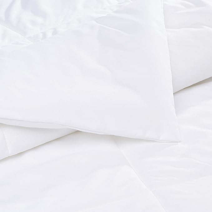Amazon Basics Reversible Lightweight Microfiber All Season Comforter Blanket, Twin/Twin XL, White