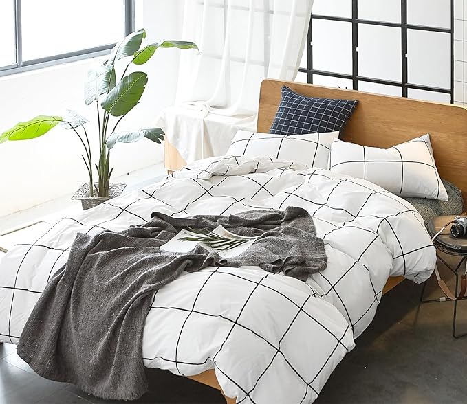 CLOTHKNOW White Plaid Full Size Comforter Sets Grid Bedding Comforter Sets All Season Checker Comforter Soft White Black Comforter with 2 x Pillow Cases