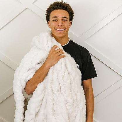 Minky Designs Polar Bear Minky Blanket – Ultra Soft Faux Fur Throw Blanket for Couch, Bed & Home – Fluffy, Warm & Luxurious – Chic Collection (Large, 60x72)