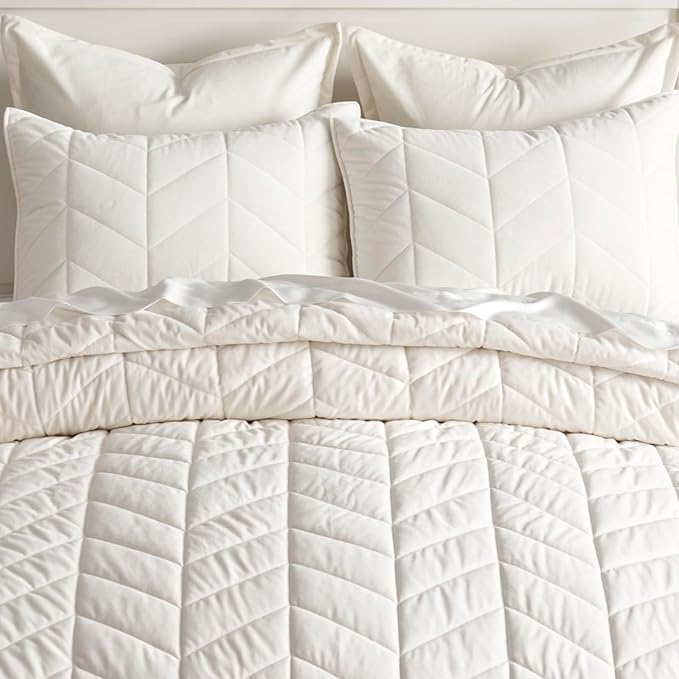 EVERGRACE 3 Pieces Luxurious Queen Velvet Quilts, Ultra Soft Lightweight Velvet Comforter Set, Matelasse Oversized Diamond Bedspread Coverlet for All Season with 2 Shams, Cream White, 92"x96"
