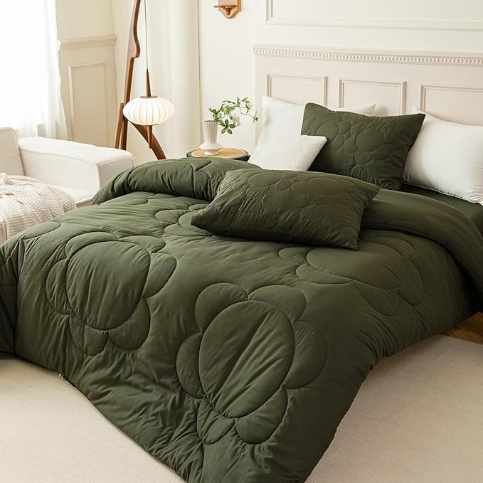 CLOTHKNOW Dark Green King Size Comforter Set 3Pcs Daisy Puff Bedding Comforter Sets Soft Army Green Comforter Boho Comforter with 2 x Pillow Cases