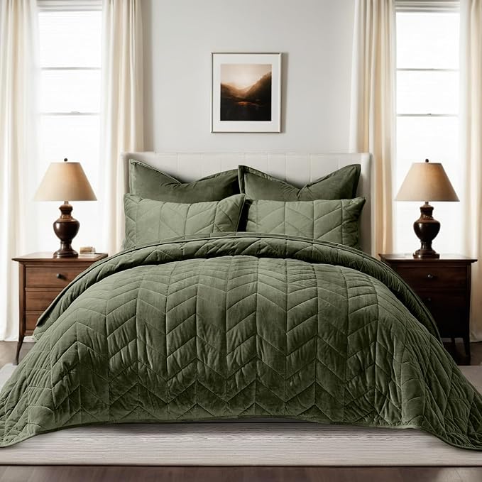 EVERGRACE 3 Pieces Luxurious Velvet King Quilts, Ultra Soft Lightweight Velvet Comforter Set, Matelasse Oversized Bedspread Coverlet for All Season with 2 Shams, Olive Green, 108"x96"