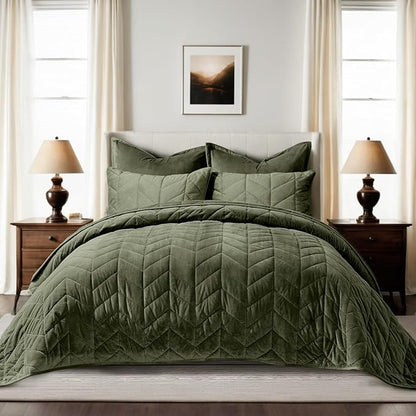 EVERGRACE 3 Pieces Luxurious Queen Velvet Quilts, Ultra Soft Lightweight Velvet Comforter Set, Matelasse Oversized Bedspread Coverlet for All Season with 2 Shams, Olive Green, 92"x96"