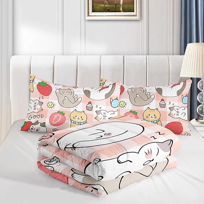 Kawaii Comforter Set for Girls Kids Kawaii Cat 3 Pieces Bedding Set Queen Size,Cartoon Strawberry Bed Set Quilts Set Lightweight Soft Microfiber Warm Down Alternative All Season With 2 Pillowcase