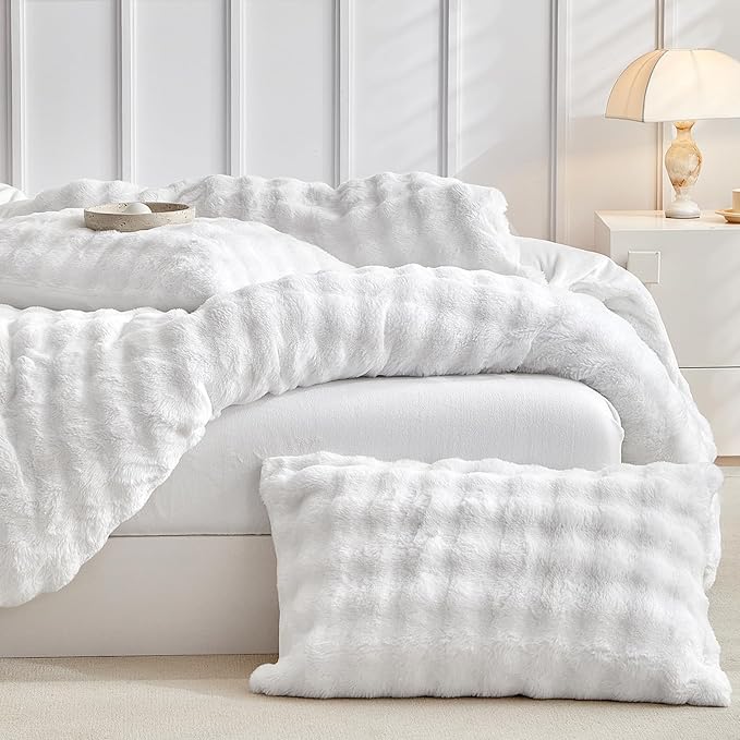 Tokokimo Faux Fur Comforter Set King Size, Ultra Soft Reversible Heavyweight Fluffy Bedding, Extra Warm Winter Comforter with 2 Pillow Cases, All Season Fuzzy Comforter Set, White