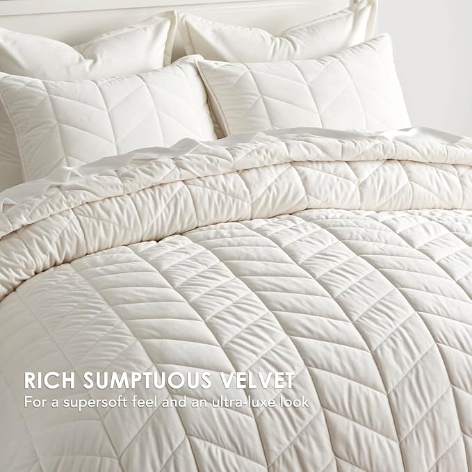 EVERGRACE 3 Pieces Luxurious Queen Velvet Quilts, Ultra Soft Lightweight Velvet Comforter Set, Matelasse Oversized Diamond Bedspread Coverlet for All Season with 2 Shams, Cream White, 92"x96"