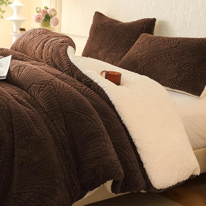 Seashell Jacquard Sherpa Comforter Set Warm Cozy Premium Bedding 3 Pieces, Full/Queen Size Geometric Pattern Quilt Comforter with 2 Pillowcases(90"X90" Coffee)