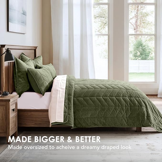EVERGRACE 3 Pieces Luxurious Queen Velvet Quilts, Ultra Soft Lightweight Velvet Comforter Set, Matelasse Oversized Bedspread Coverlet for All Season with 2 Shams, Olive Green, 92"x96"