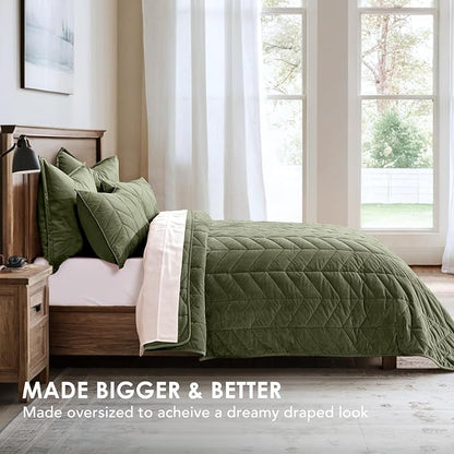 EVERGRACE 3 Pieces Luxurious Queen Velvet Quilts, Ultra Soft Lightweight Velvet Comforter Set, Matelasse Oversized Bedspread Coverlet for All Season with 2 Shams, Olive Green, 92"x96"