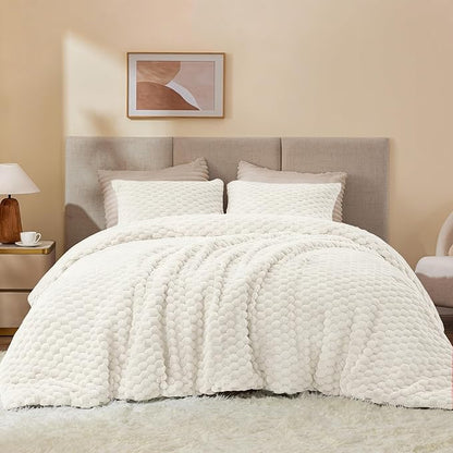BEDELITE Fluffy Queen Comforter Set - Cream White Fleece Soft Comforter for Queen Size Bed, Luxury Warm Bedding Set for Winter, Fuzzy Bed Set 3 Pieces (1 Comforter, 2 Pillowcases)