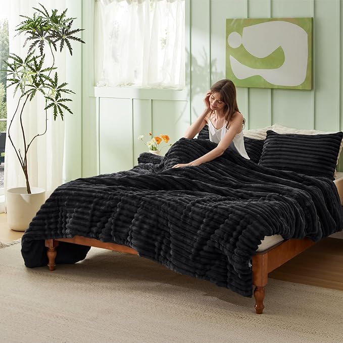 Bedsure Queen Comforter Set - GentleSoft™ 3 Pieces Fluffy Double-Side Fleece Comforter Set, Cozy Striped Room Decor Aesthetic, Luxury Black Bedding Queen Size with 2 Pillowcases, 90x90 Inches