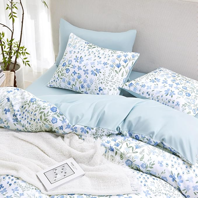 Wake In Cloud - Floral Comforter Set, Farmhouse Cottagecore Style with Romantic Garden Wildflowers and Leaves Pattern, Soft Lightweight Bedding, 3 Pieces, Blue White, Twin/Twin XL Size