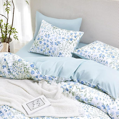 Wake In Cloud - Floral Comforter Set, Farmhouse Cottagecore Style with Romantic Garden Wildflowers and Leaves Pattern, Soft Lightweight Bedding, 3 Pieces, Blue White, Queen Size