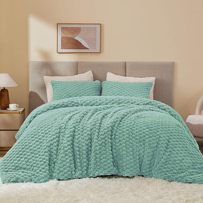 BEDELITE Fluffy Queen Comforter Set - Haze Blue Fleece Soft Comforter for Queen Size Bed, Luxury Warm Bedding Set for Winter, Fuzzy Bed Set 3 Pieces (1 Comforter, 2 Pillowcases)